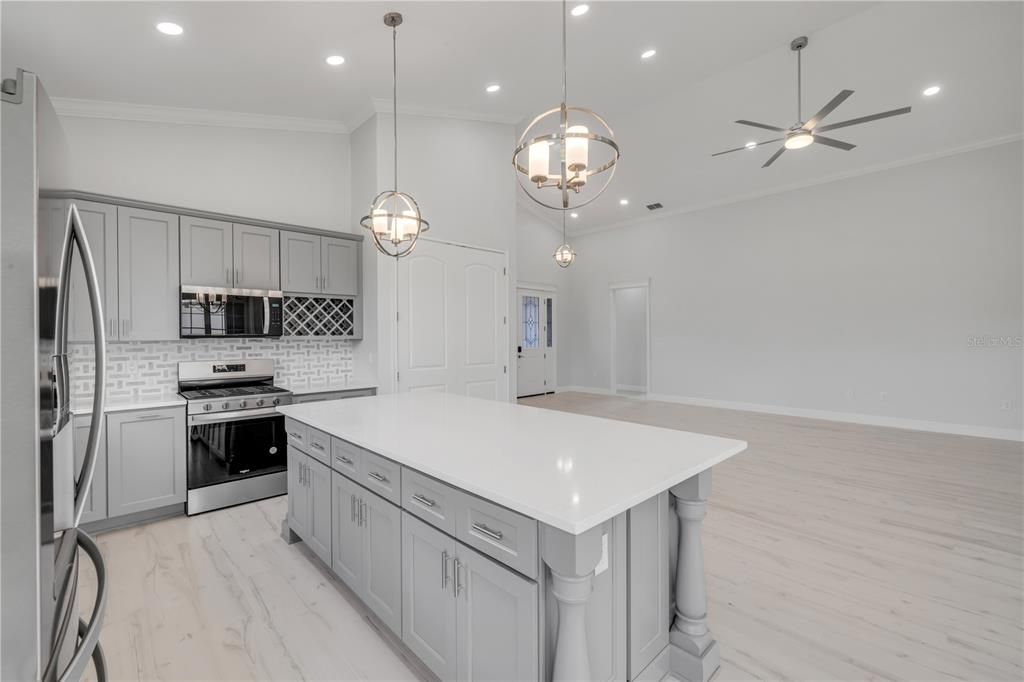 Под контрактом: $475,000 (3 спален, 2 ванн, 1900 Квадратных фут)