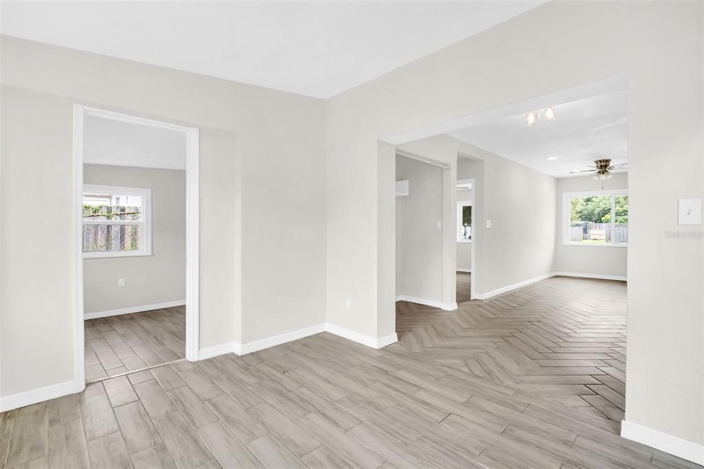 合同活跃: $249,500 (3 贝兹, 2 浴室, 1156 平方英尺)