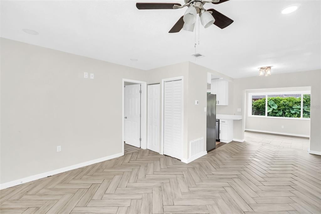 合同活跃: $249,500 (3 贝兹, 2 浴室, 1156 平方英尺)