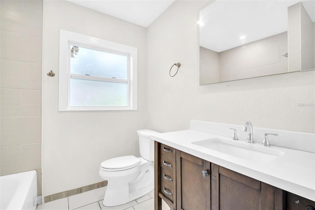 合同活跃: $249,500 (3 贝兹, 2 浴室, 1156 平方英尺)