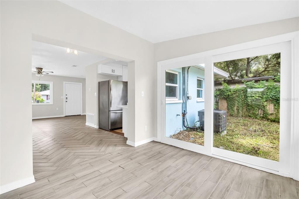 合同活跃: $249,500 (3 贝兹, 2 浴室, 1156 平方英尺)