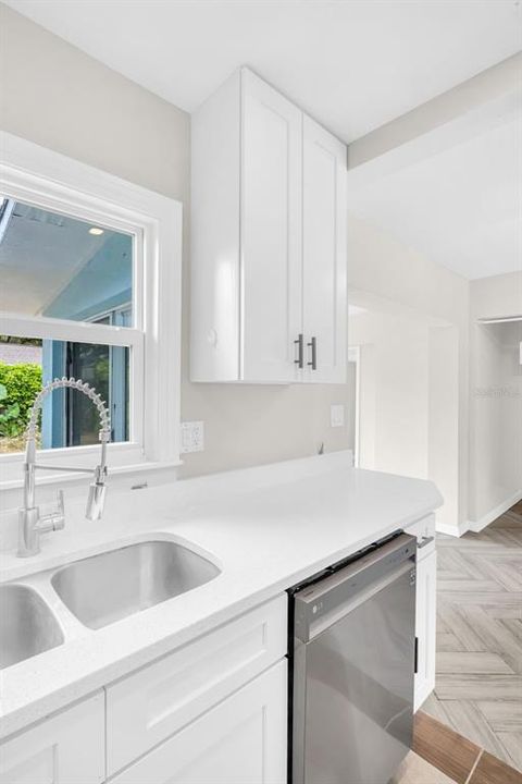 合同活跃: $249,500 (3 贝兹, 2 浴室, 1156 平方英尺)