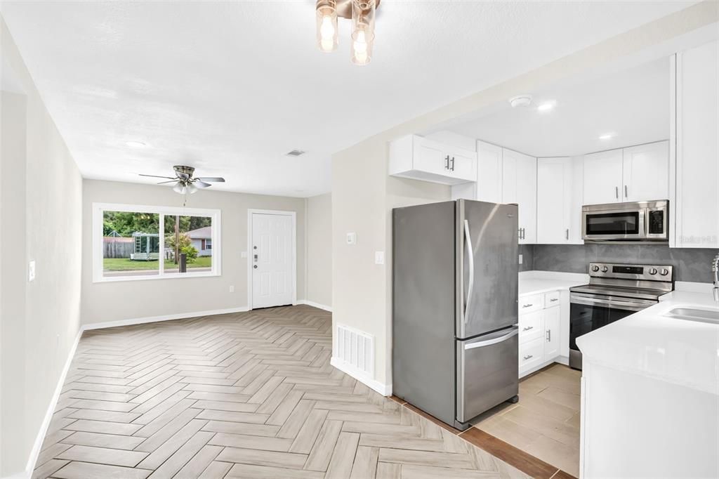 合同活跃: $249,500 (3 贝兹, 2 浴室, 1156 平方英尺)