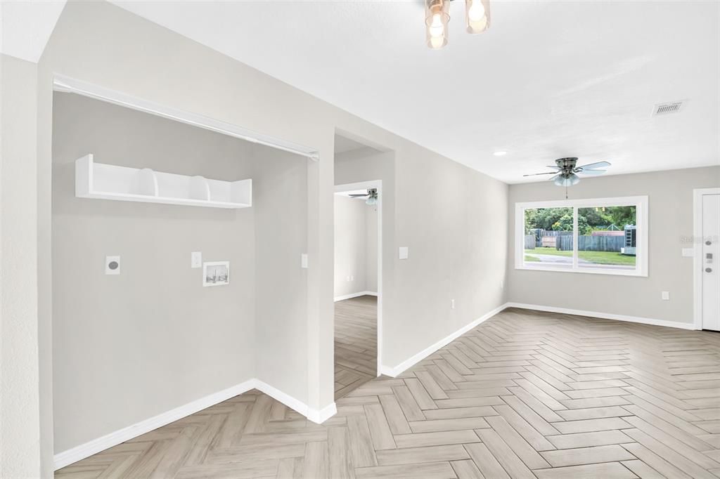 合同活跃: $249,500 (3 贝兹, 2 浴室, 1156 平方英尺)