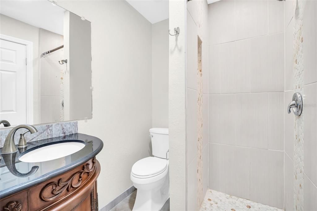 合同活跃: $249,500 (3 贝兹, 2 浴室, 1156 平方英尺)