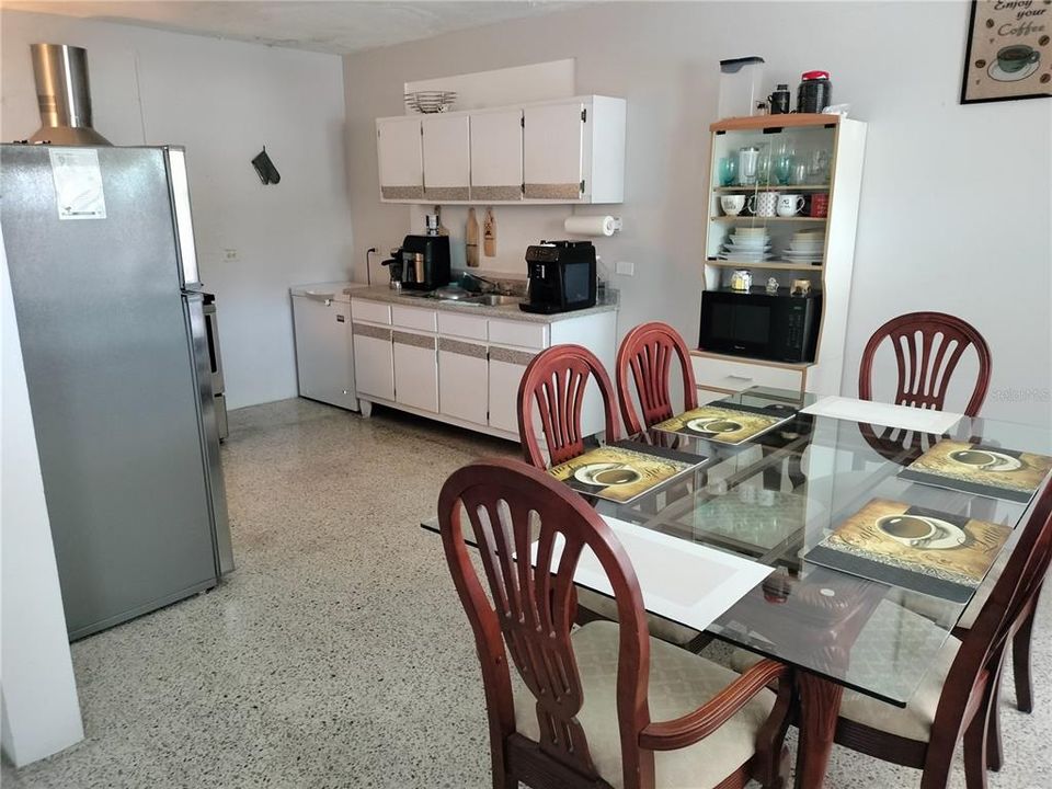 待售: $275,000 (9 贝兹, 4 浴室, 4750 平方英尺)