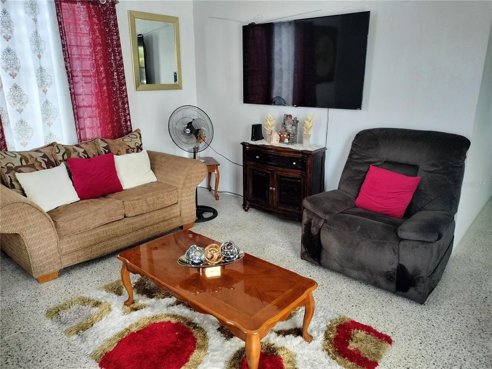 待售: $275,000 (9 贝兹, 4 浴室, 4750 平方英尺)