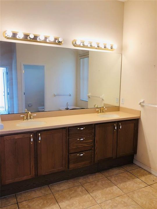 Active With Contract: $399,000 (3 beds, 3 baths, 2526 Square Feet)