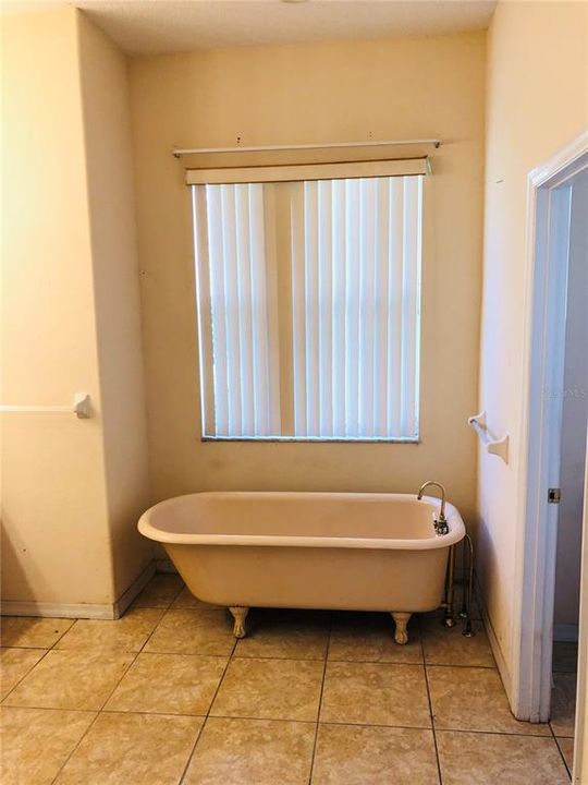 Active With Contract: $399,000 (3 beds, 3 baths, 2526 Square Feet)