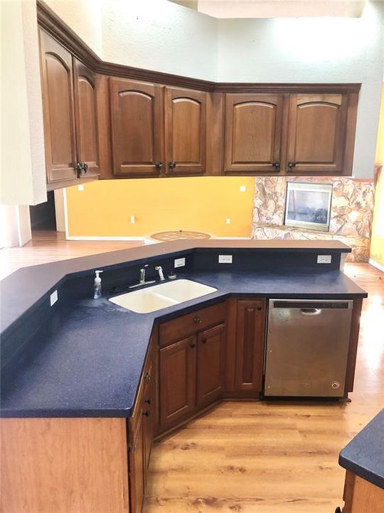 Active With Contract: $399,000 (3 beds, 3 baths, 2526 Square Feet)