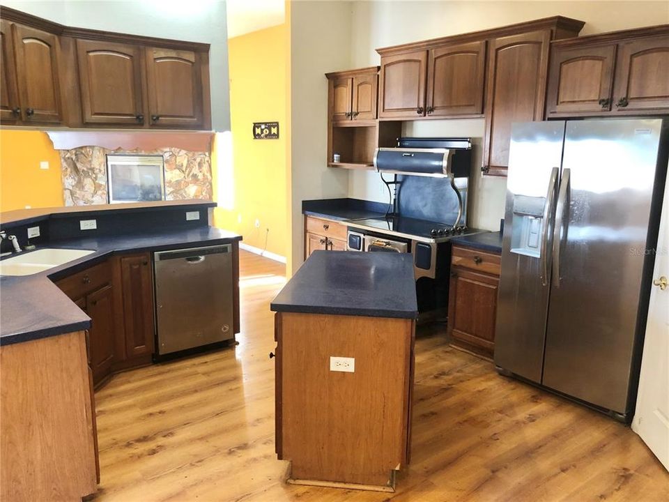 Active With Contract: $399,000 (3 beds, 3 baths, 2526 Square Feet)