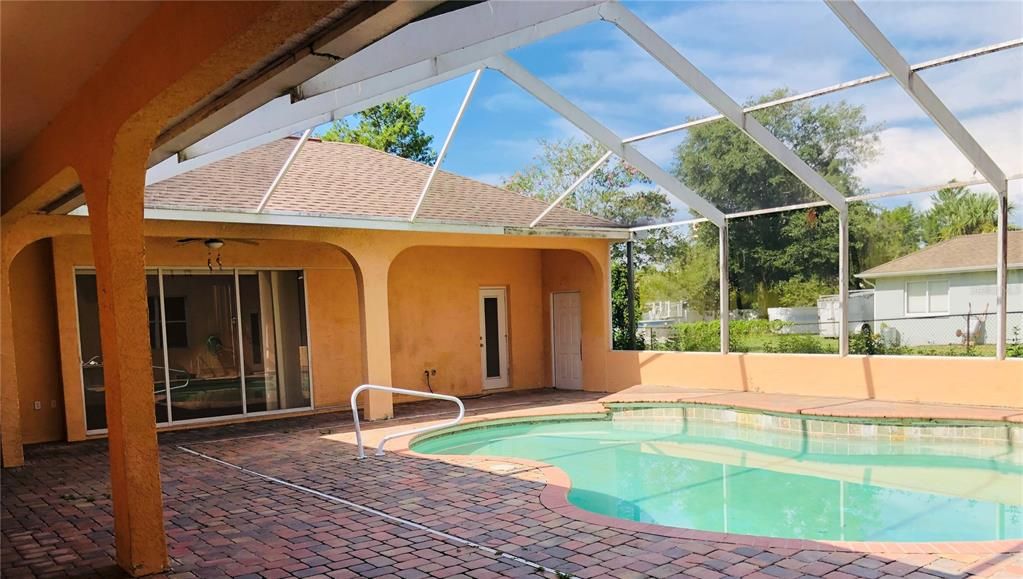 Active With Contract: $399,000 (3 beds, 3 baths, 2526 Square Feet)