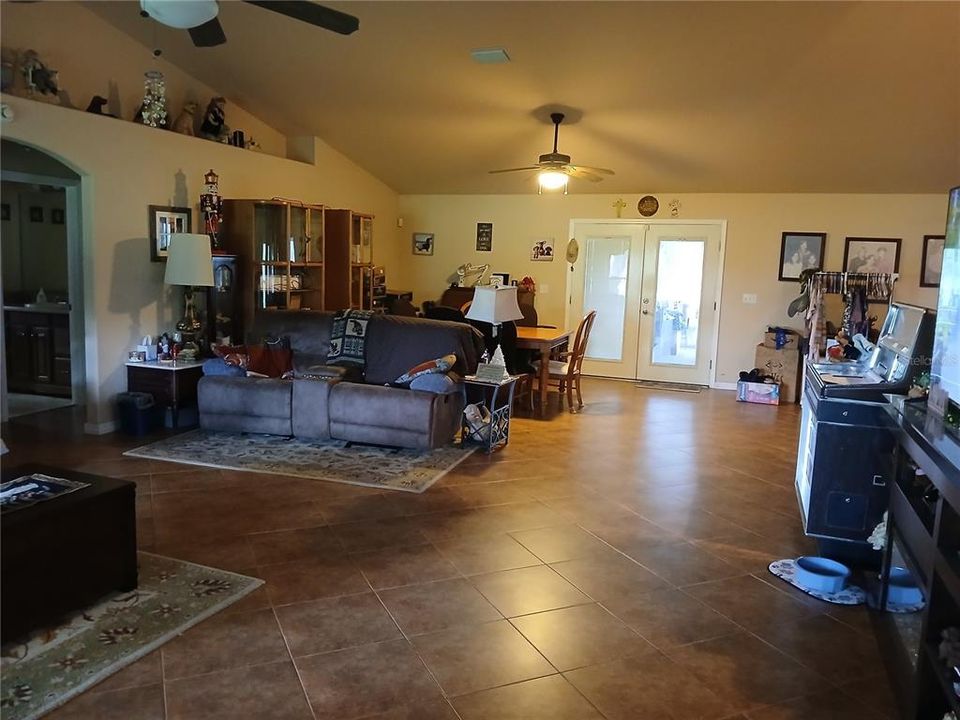 合同活跃: $599,000 (3 贝兹, 2 浴室, 2188 平方英尺)