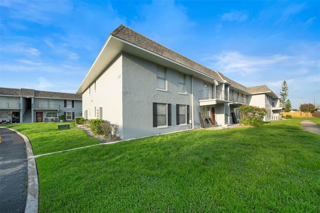 For Sale: $129,990 (2 beds, 2 baths, 895 Square Feet)