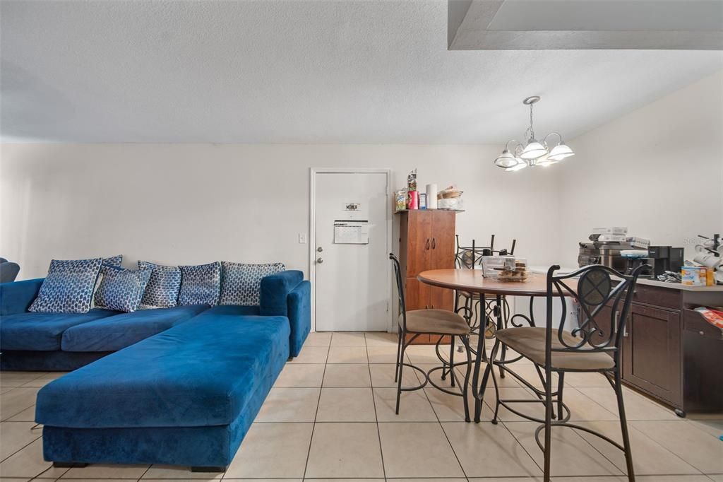 For Sale: $129,990 (2 beds, 2 baths, 895 Square Feet)