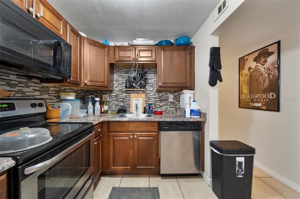 For Sale: $129,990 (2 beds, 2 baths, 895 Square Feet)