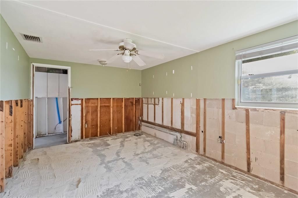 合同活跃: $161,000 (3 贝兹, 2 浴室, 1456 平方英尺)