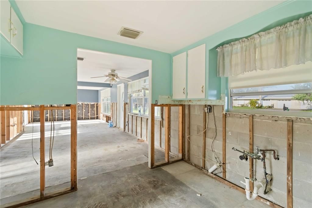 合同活跃: $161,000 (3 贝兹, 2 浴室, 1456 平方英尺)