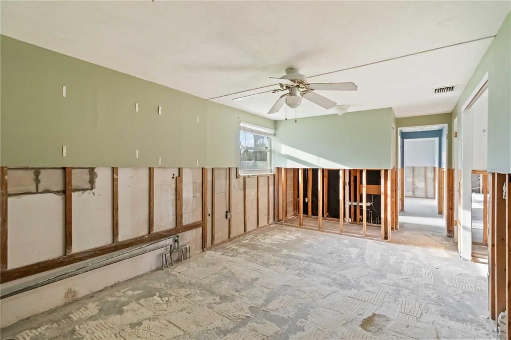 合同活跃: $161,000 (3 贝兹, 2 浴室, 1456 平方英尺)