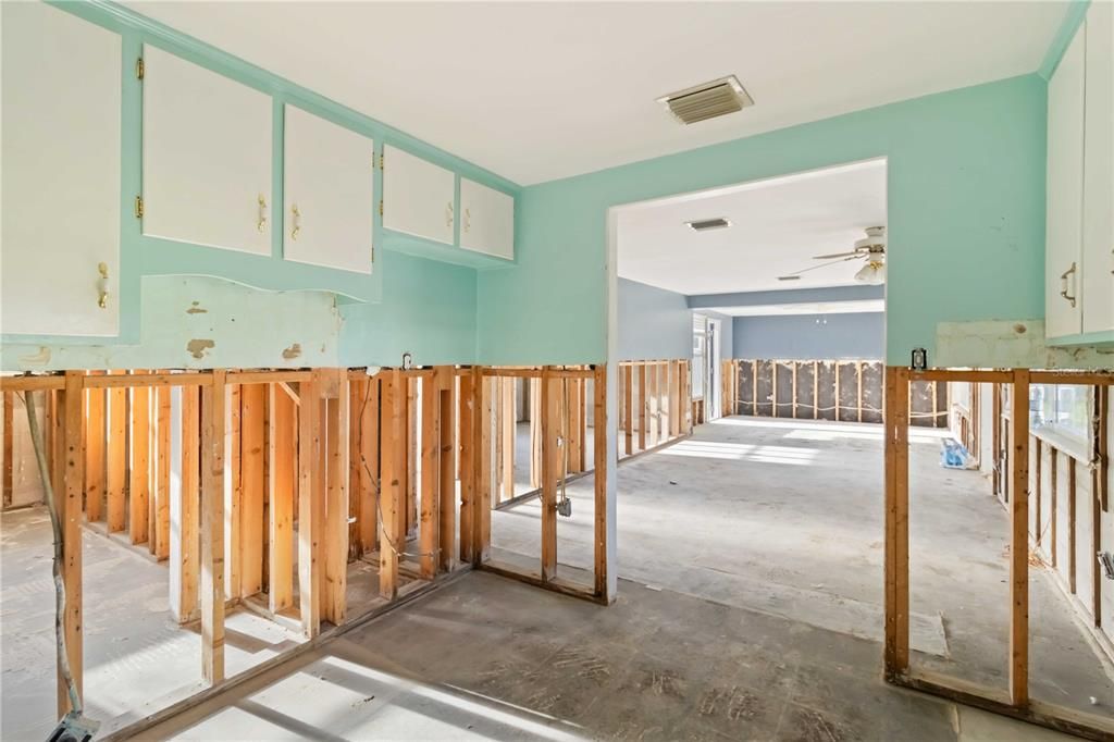 合同活跃: $161,000 (3 贝兹, 2 浴室, 1456 平方英尺)