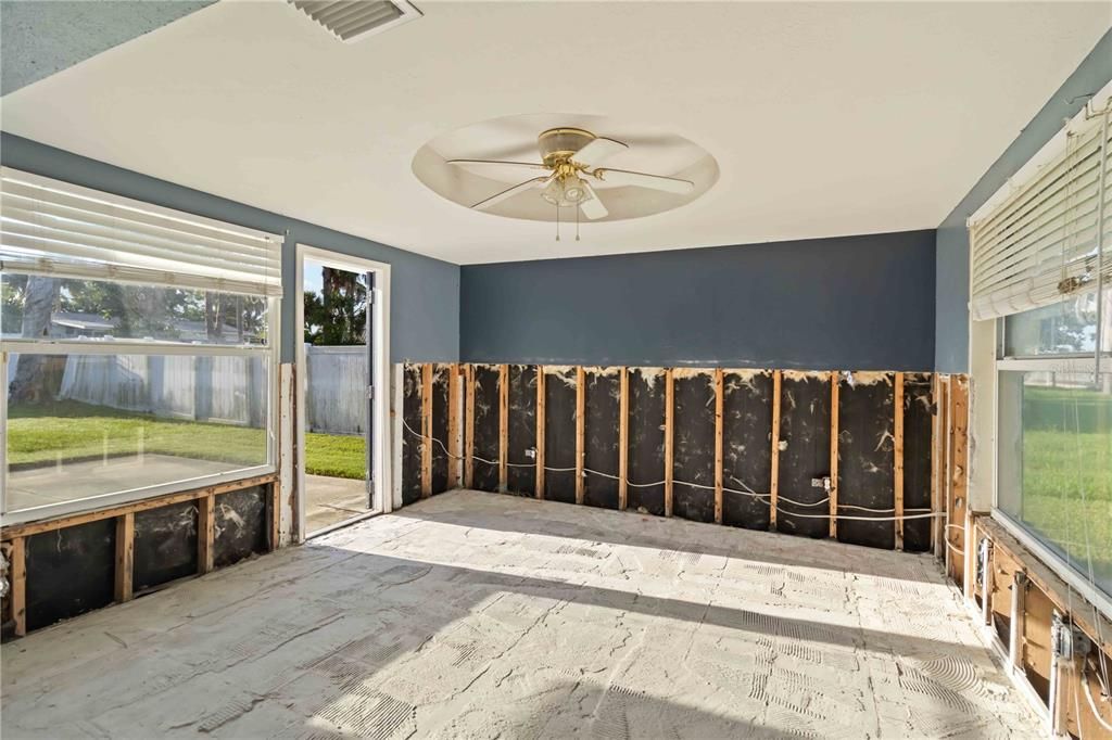 合同活跃: $161,000 (3 贝兹, 2 浴室, 1456 平方英尺)