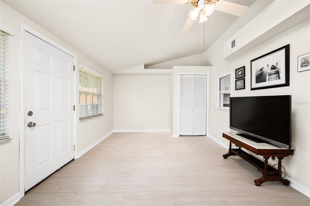 待售: $199,000 (3 贝兹, 1 浴室, 1382 平方英尺)