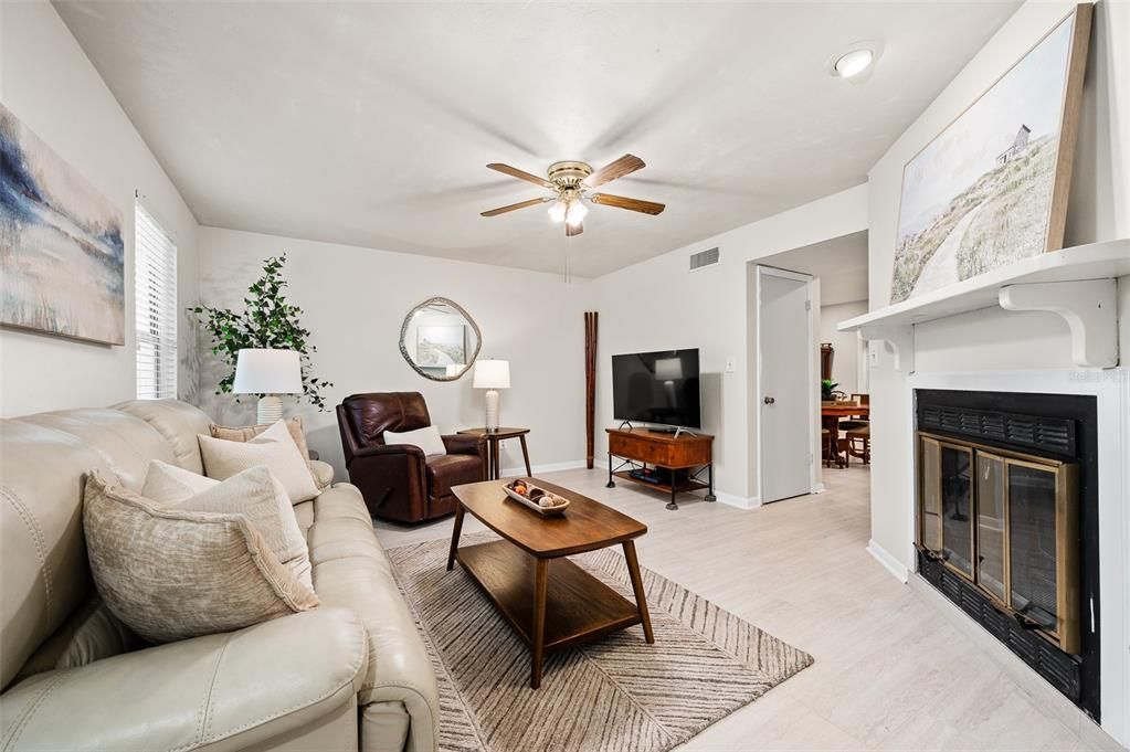 待售: $199,000 (3 贝兹, 1 浴室, 1382 平方英尺)