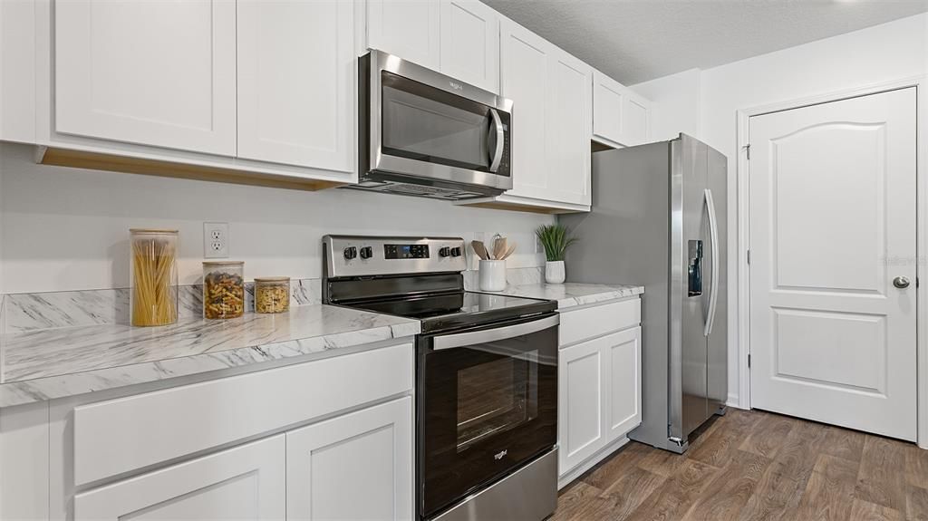 На продажу: $384,990 (3 спален, 2 ванн, 1714 Квадратных фут)