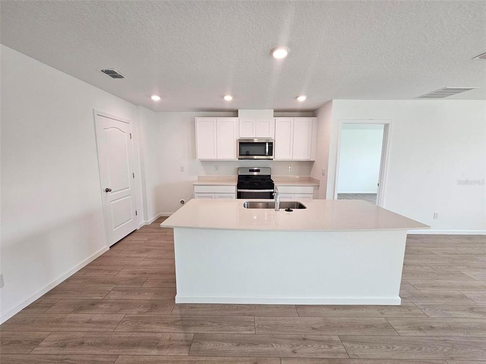 На продажу: $384,990 (3 спален, 2 ванн, 1714 Квадратных фут)