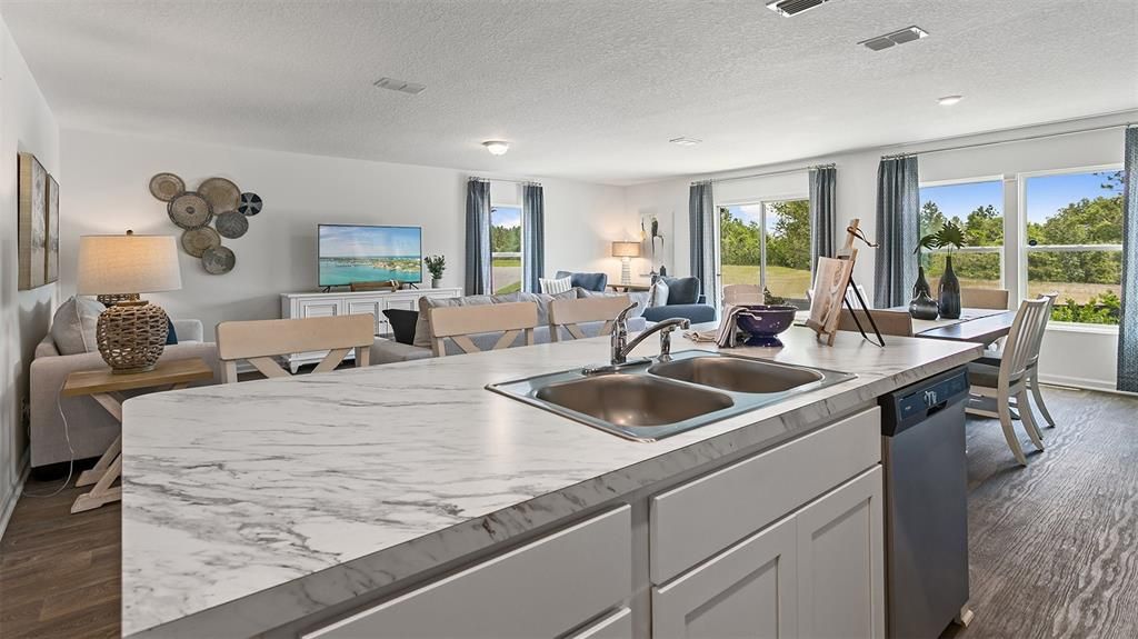 На продажу: $384,990 (3 спален, 2 ванн, 1714 Квадратных фут)