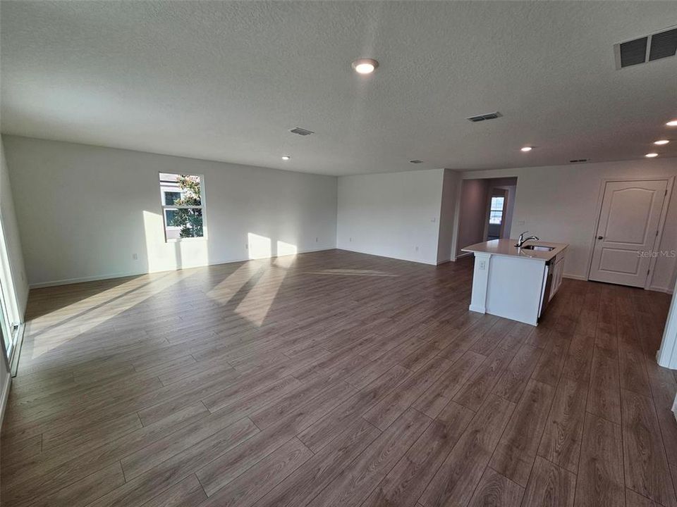 На продажу: $384,990 (3 спален, 2 ванн, 1714 Квадратных фут)