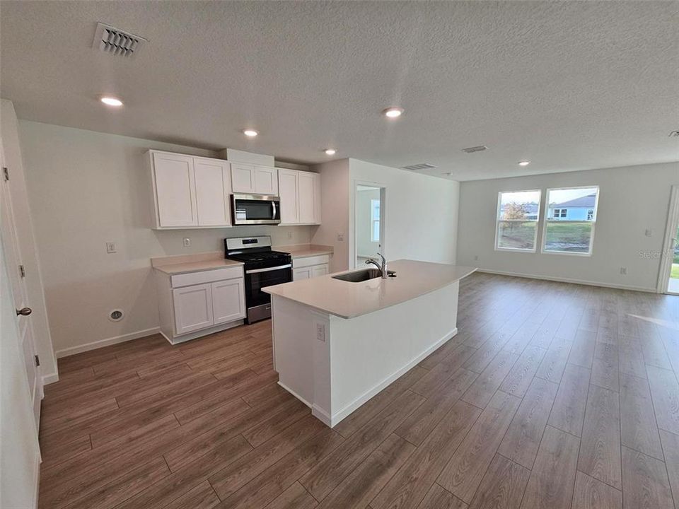 На продажу: $384,990 (3 спален, 2 ванн, 1714 Квадратных фут)