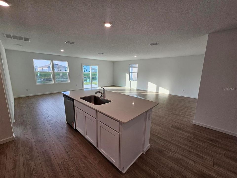 На продажу: $384,990 (3 спален, 2 ванн, 1714 Квадратных фут)