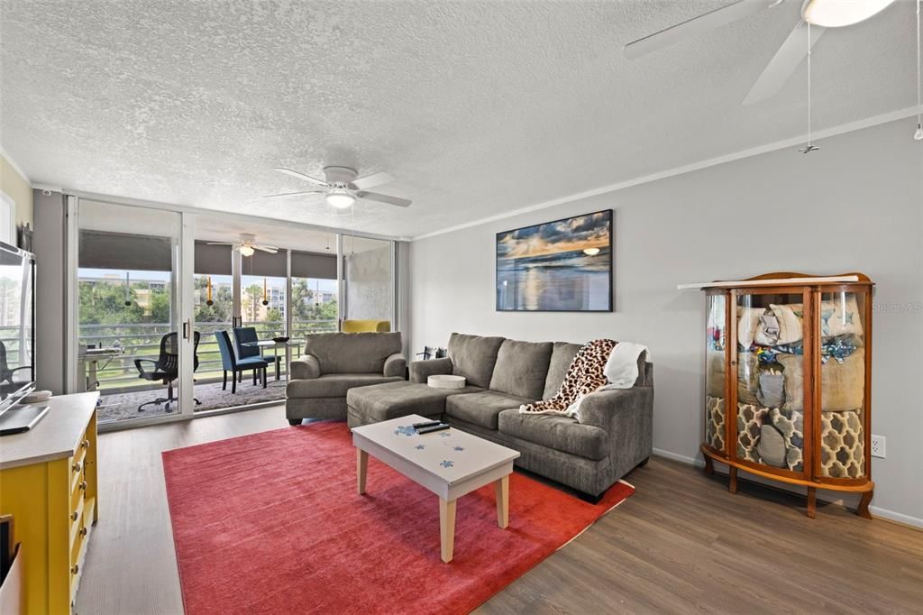 Под контрактом: $159,900 (1 спален, 2 ванн, 995 Квадратных фут)