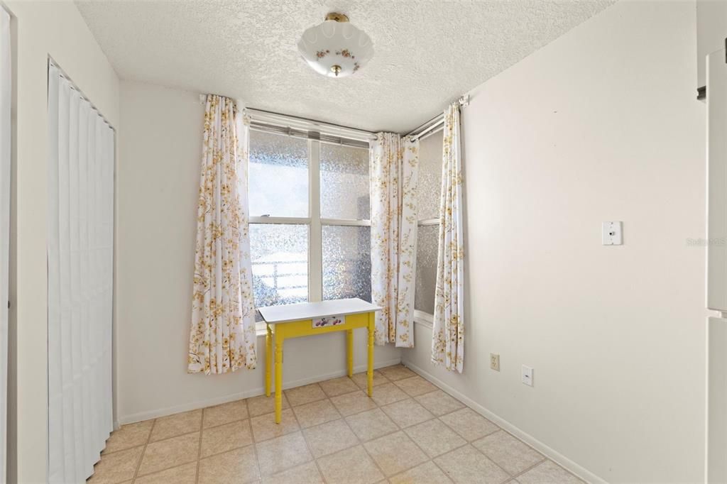 Под контрактом: $159,900 (1 спален, 2 ванн, 995 Квадратных фут)