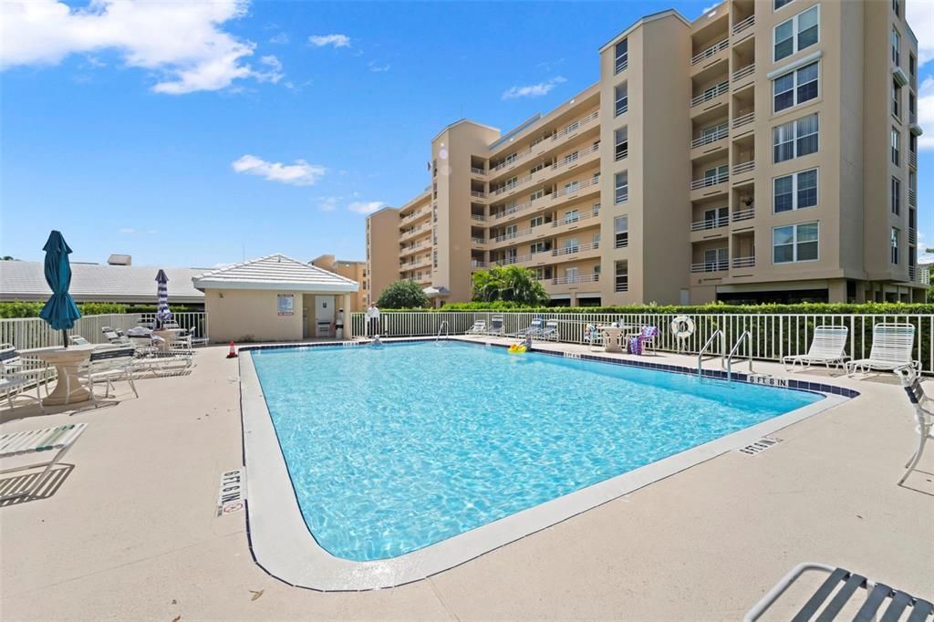 Под контрактом: $159,900 (1 спален, 2 ванн, 995 Квадратных фут)