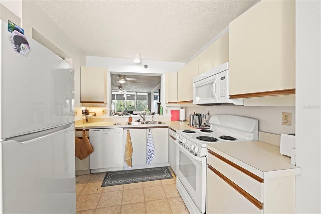 Под контрактом: $159,900 (1 спален, 2 ванн, 995 Квадратных фут)