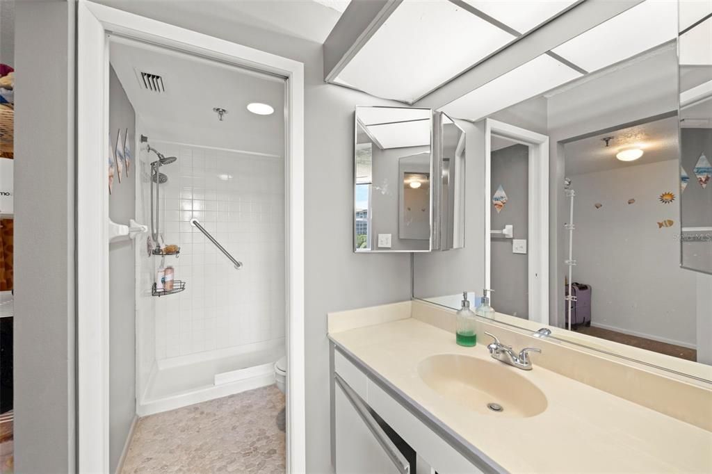 Под контрактом: $159,900 (1 спален, 2 ванн, 995 Квадратных фут)