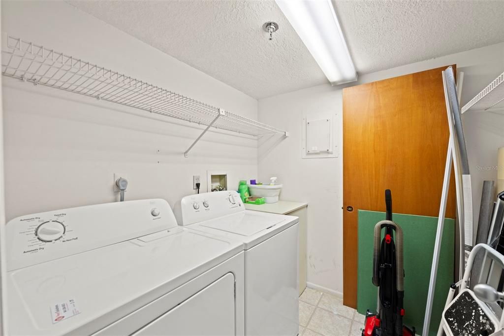 Под контрактом: $159,900 (1 спален, 2 ванн, 995 Квадратных фут)