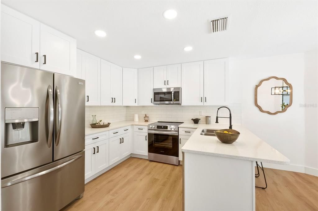 Под контрактом: $448,000 (4 спален, 2 ванн, 1849 Квадратных фут)