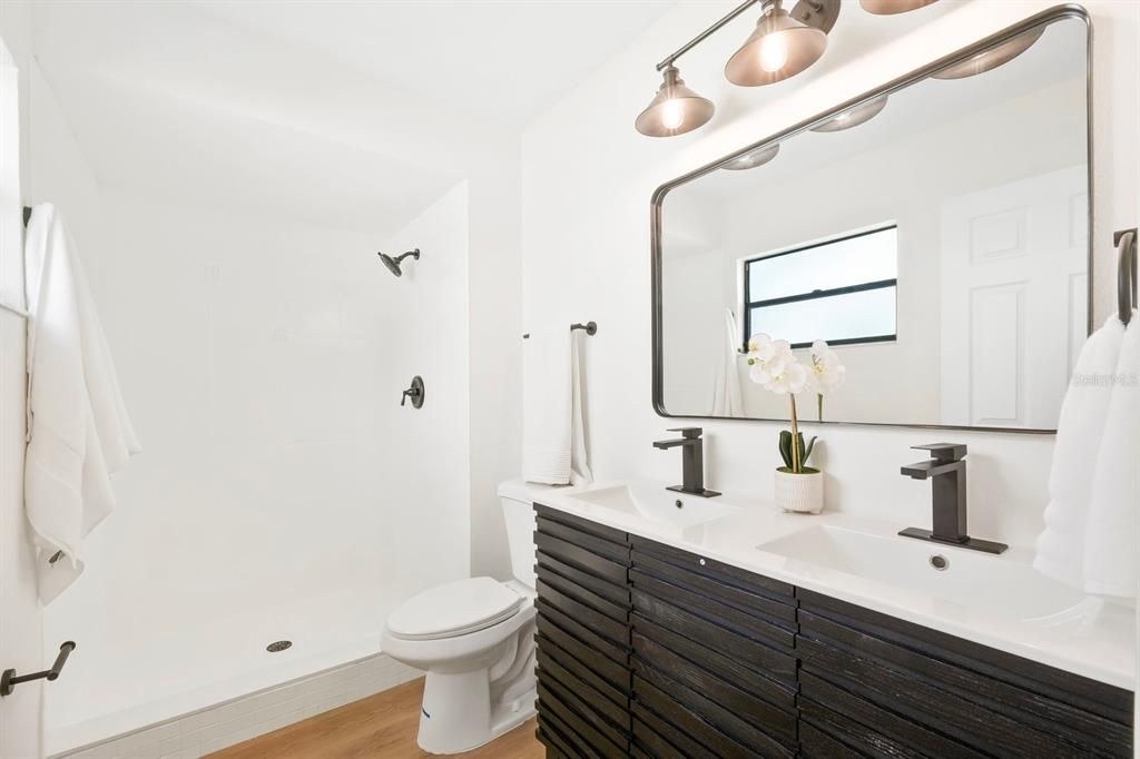 Под контрактом: $448,000 (4 спален, 2 ванн, 1849 Квадратных фут)