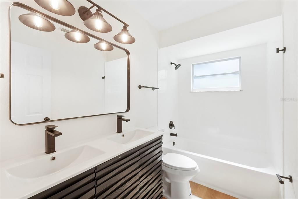 Под контрактом: $448,000 (4 спален, 2 ванн, 1849 Квадратных фут)