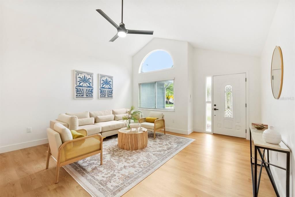 Под контрактом: $448,000 (4 спален, 2 ванн, 1849 Квадратных фут)