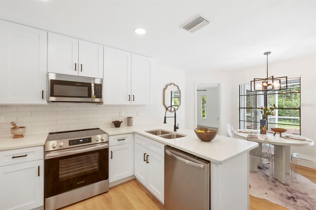 Под контрактом: $448,000 (4 спален, 2 ванн, 1849 Квадратных фут)