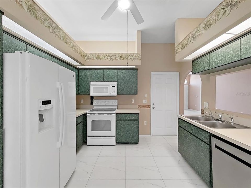 For Sale: $190,000 (2 beds, 2 baths, 1161 Square Feet)