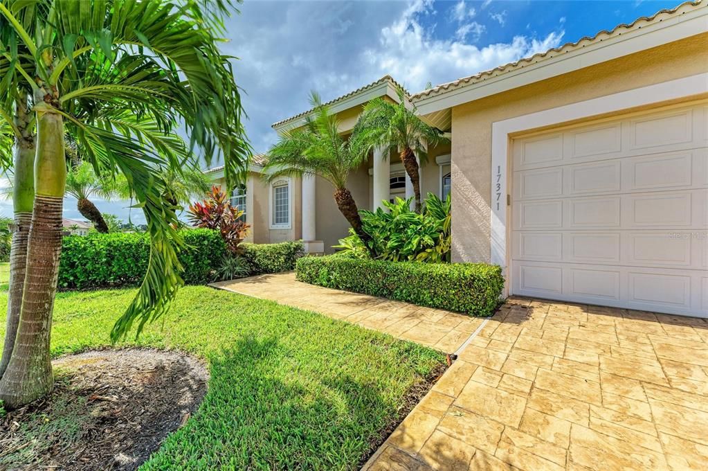 For Sale: $589,900 (3 beds, 3 baths, 2289 Square Feet)