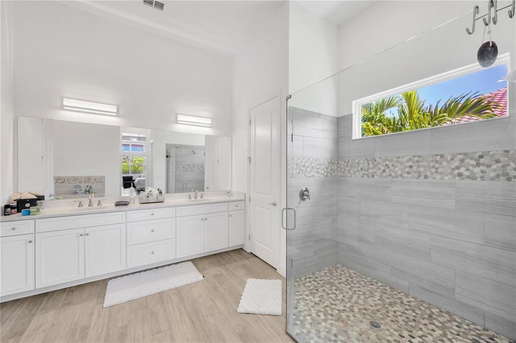 待售: $1,500,000 (6 贝兹, 5 浴室, 5861 平方英尺)