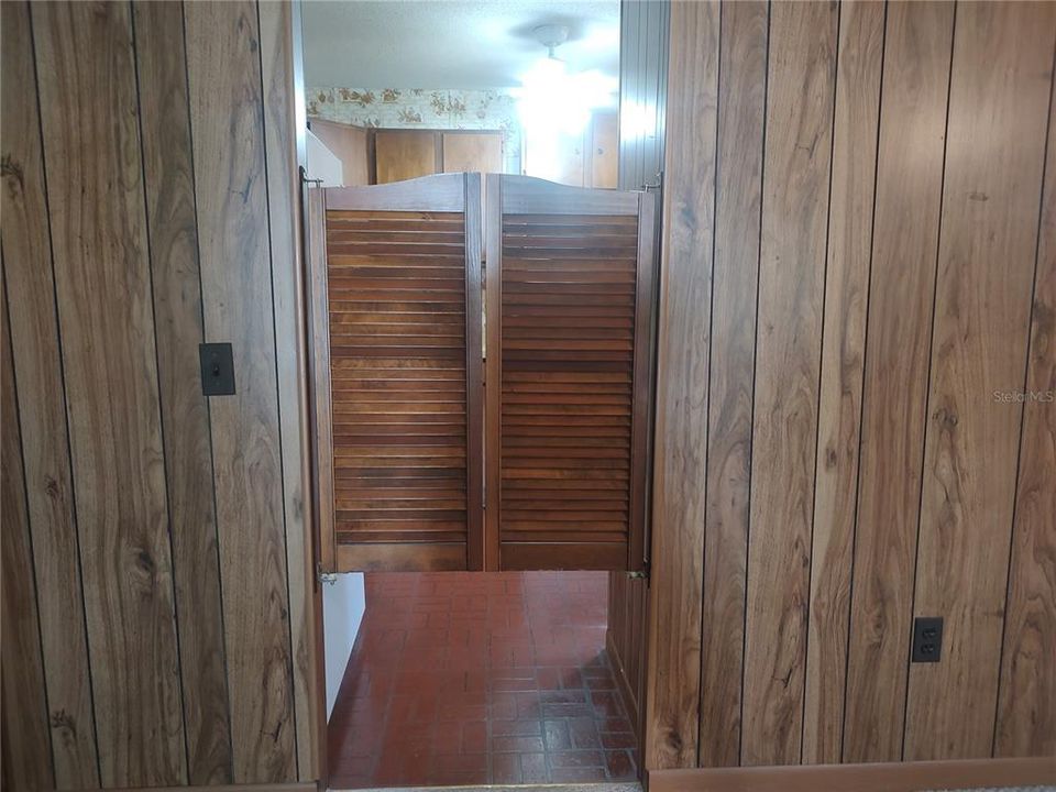 For Sale: $185,000 (2 beds, 1 baths, 1064 Square Feet)