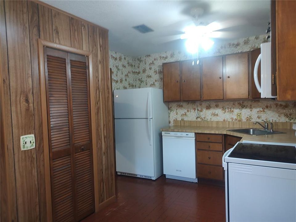 For Sale: $185,000 (2 beds, 1 baths, 1064 Square Feet)