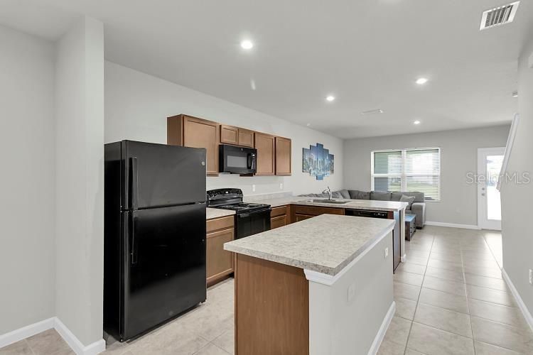 合同活跃: $240,000 (3 贝兹, 2 浴室, 1440 平方英尺)